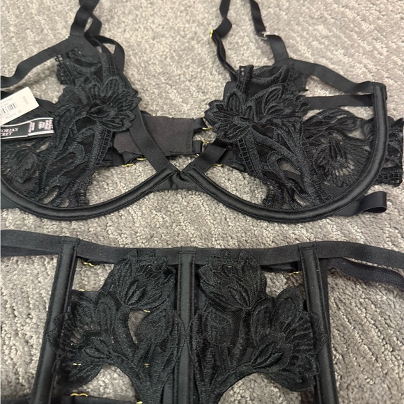 Super sexy Victoria secret lingerie 34DD bra med garter small panties.Rare set - Picture 3 of 9